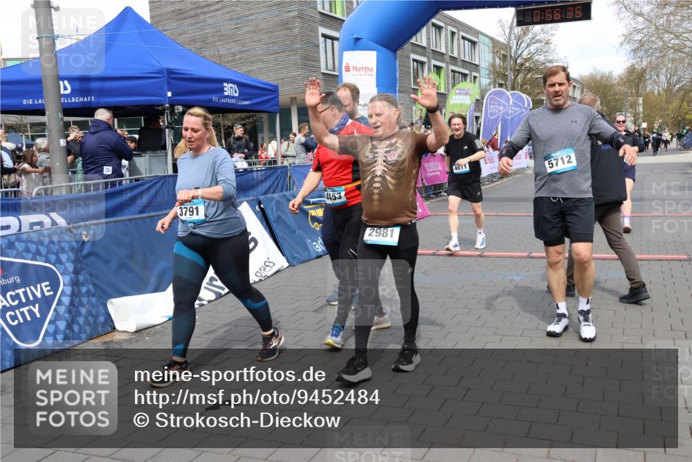 12.04.2026 - 45. Internationalen Wilhelmsburger Insellauf Strokosch-Dieckow http://msf.ph/oto/9452484 12.04.2026 13:09:35 Ziel 4453, 4204, 4611, 2440, 2011 meine-sportfotos.de