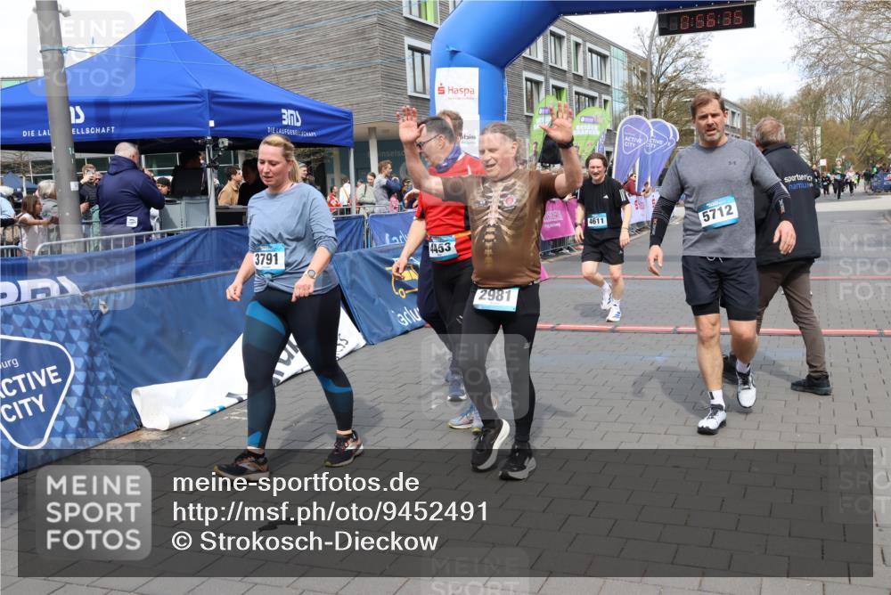 12.04.2026 - 45. Internationalen Wilhelmsburger Insellauf Strokosch-Dieckow http://msf.ph/oto/9452491 12.04.2026 13:09:35 Ziel 4453, 4204, 4611, 2440, 2011 meine-sportfotos.de