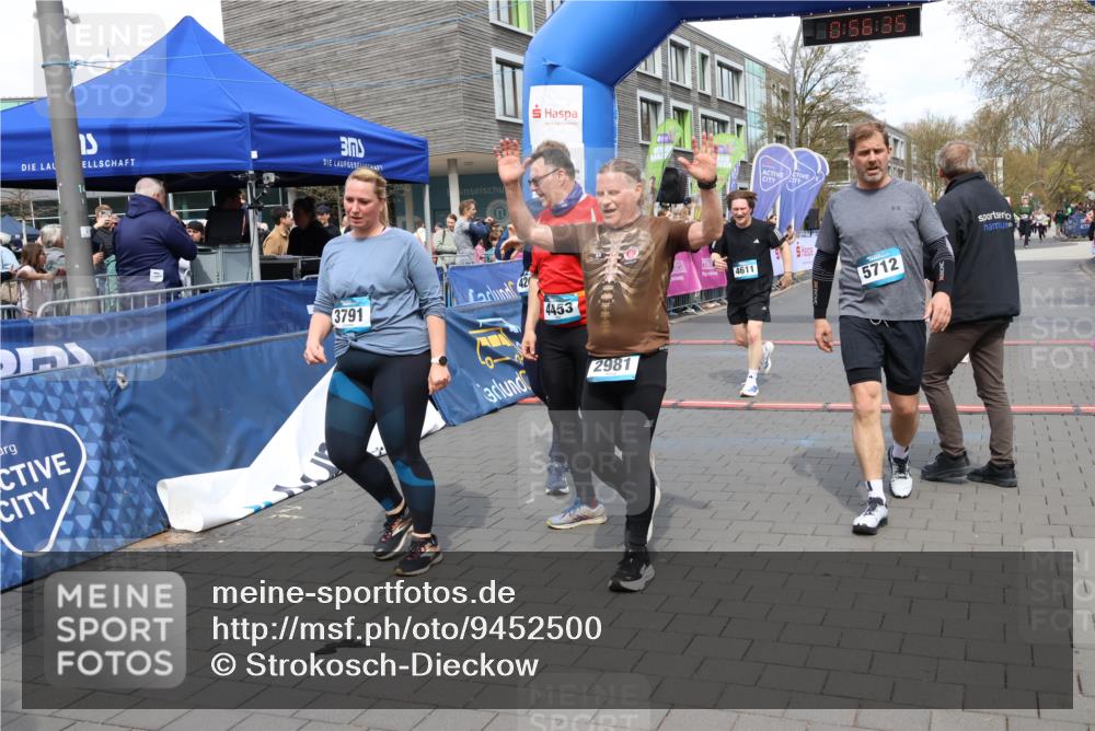 12.04.2026 - 45. Internationalen Wilhelmsburger Insellauf Strokosch-Dieckow http://msf.ph/oto/9452500 12.04.2026 13:09:35 Ziel 4453, 4204, 4611, 2440, 2011 meine-sportfotos.de