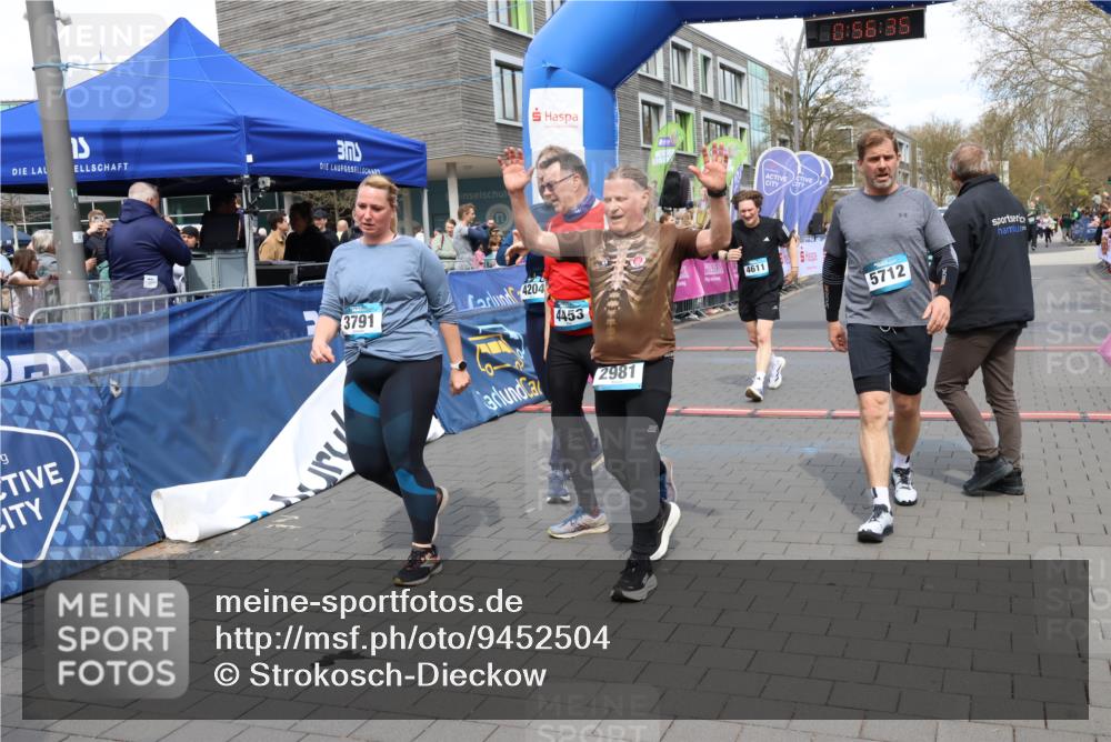 12.04.2026 - 45. Internationalen Wilhelmsburger Insellauf Strokosch-Dieckow http://msf.ph/oto/9452504 12.04.2026 13:09:34 Ziel 5712, 3791, 4453, 4204, 4611, 2440, 2011 meine-sportfotos.de