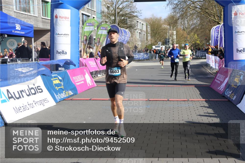 12.04.2026 - 45. Internationalen Wilhelmsburger Insellauf Strokosch-Dieckow http://msf.ph/oto/9452509 12.04.2026 10:36:03 Ziel 5603, 4521, 5731 meine-sportfotos.de