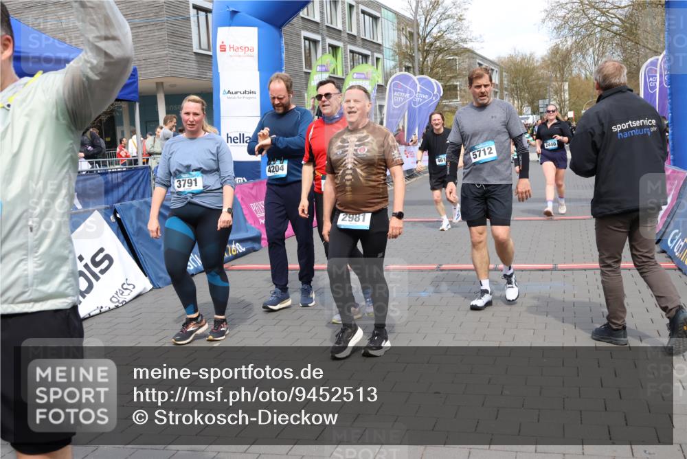 12.04.2026 - 45. Internationalen Wilhelmsburger Insellauf Strokosch-Dieckow http://msf.ph/oto/9452513 12.04.2026 13:09:34 Ziel 5712, 3791, 4453, 4204, 4611, 2440, 2011 meine-sportfotos.de