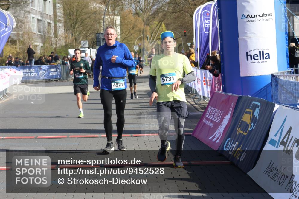 12.04.2026 - 45. Internationalen Wilhelmsburger Insellauf Strokosch-Dieckow http://msf.ph/oto/9452528 12.04.2026 10:36:05 Ziel 5603, 4521, 5731, 5950 meine-sportfotos.de