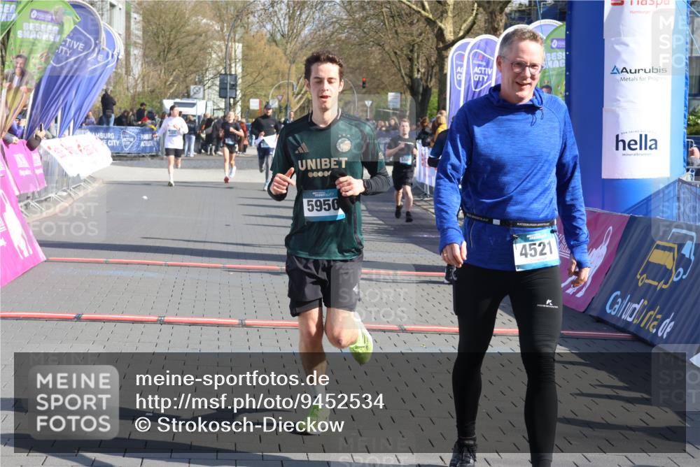 12.04.2026 - 45. Internationalen Wilhelmsburger Insellauf Strokosch-Dieckow http://msf.ph/oto/9452534 12.04.2026 10:36:10 Ziel 5731, 5950, 5042, 4050, 5589 meine-sportfotos.de