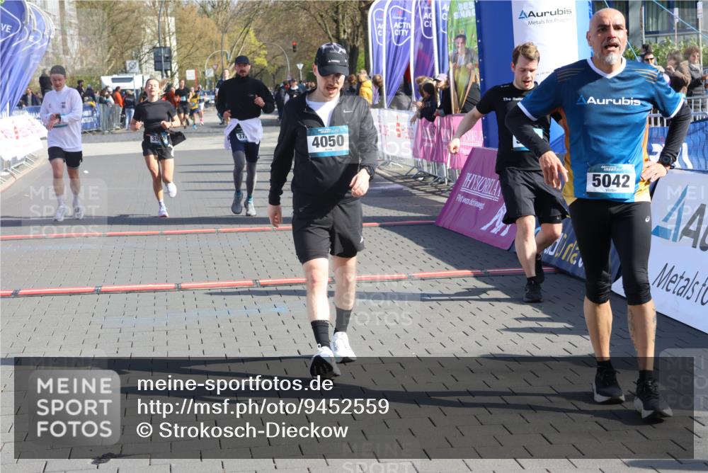 12.04.2026 - 45. Internationalen Wilhelmsburger Insellauf Strokosch-Dieckow http://msf.ph/oto/9452559 12.04.2026 10:36:15 Ziel 5042, 4050, 5589, 3084, 3516 meine-sportfotos.de