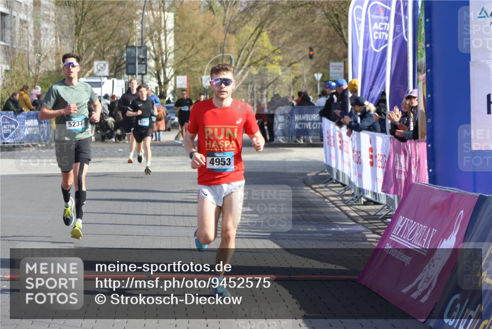 12.04.2026 - 45. Internationalen Wilhelmsburger Insellauf Strokosch-Dieckow http://msf.ph/oto/9452575 12.04.2026 10:23:54 Ziel 5812, 4953, 5237 meine-sportfotos.de