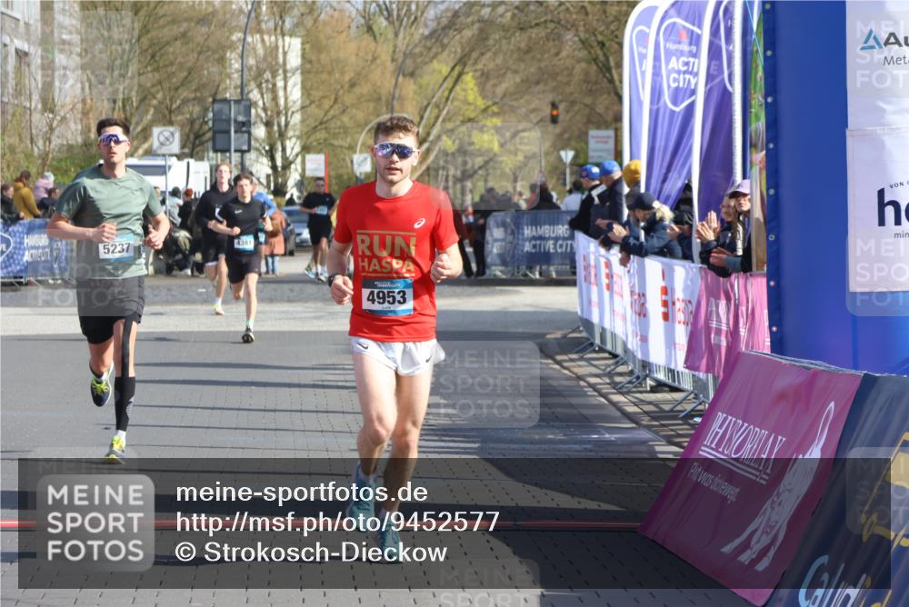 12.04.2026 - 45. Internationalen Wilhelmsburger Insellauf Strokosch-Dieckow http://msf.ph/oto/9452577 12.04.2026 10:23:54 Ziel 5812, 4953, 5237 meine-sportfotos.de