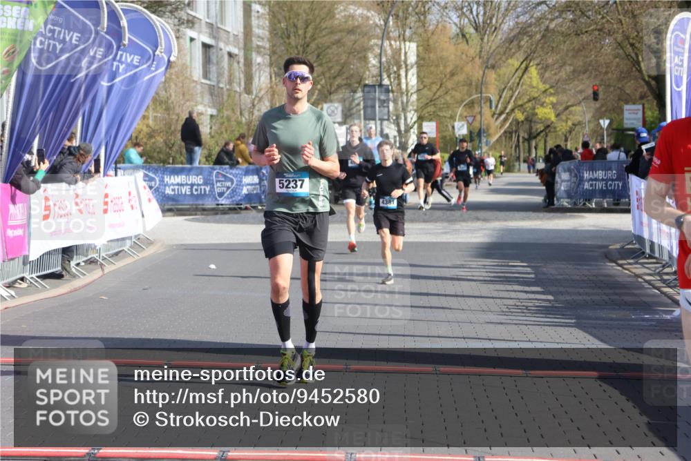 12.04.2026 - 45. Internationalen Wilhelmsburger Insellauf Strokosch-Dieckow http://msf.ph/oto/9452580 12.04.2026 10:23:56 Ziel 4953, 5237, 4381 meine-sportfotos.de