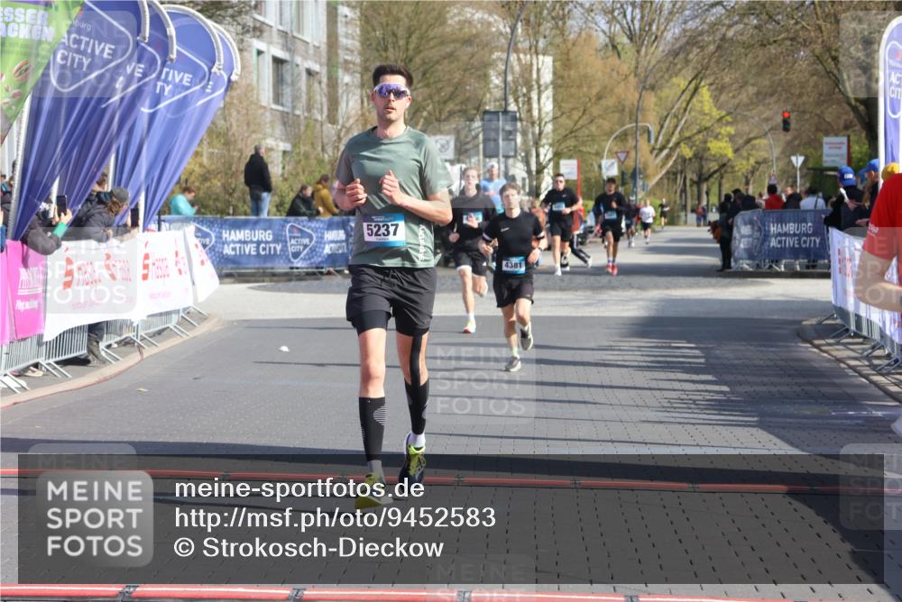 12.04.2026 - 45. Internationalen Wilhelmsburger Insellauf Strokosch-Dieckow http://msf.ph/oto/9452583 12.04.2026 10:23:56 Ziel 4953, 5237, 4381 meine-sportfotos.de