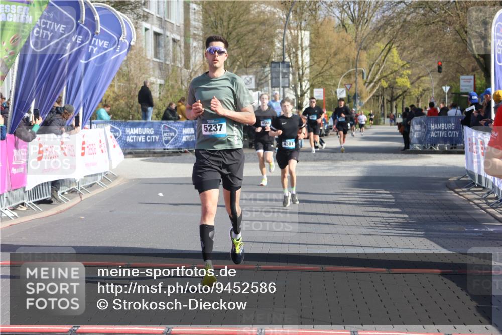 12.04.2026 - 45. Internationalen Wilhelmsburger Insellauf Strokosch-Dieckow http://msf.ph/oto/9452586 12.04.2026 10:23:56 Ziel 4953, 5237, 4381 meine-sportfotos.de
