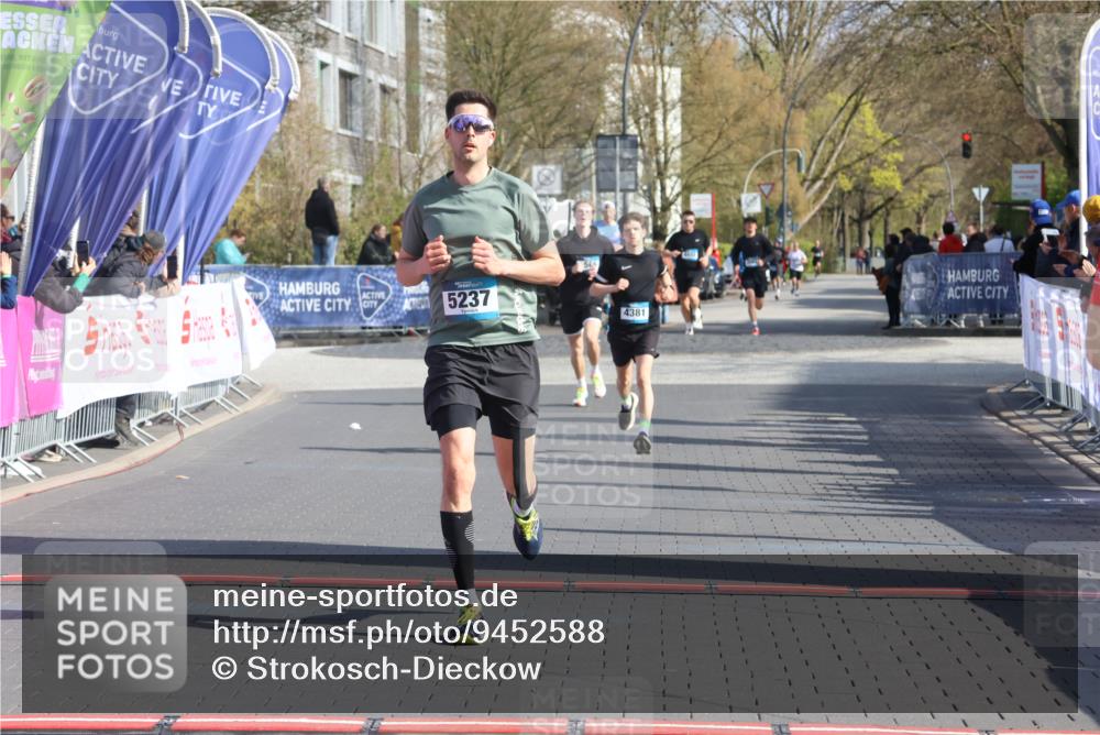 12.04.2026 - 45. Internationalen Wilhelmsburger Insellauf Strokosch-Dieckow http://msf.ph/oto/9452588 12.04.2026 10:23:56 Ziel 4953, 5237, 4381 meine-sportfotos.de