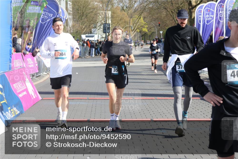 12.04.2026 - 45. Internationalen Wilhelmsburger Insellauf Strokosch-Dieckow http://msf.ph/oto/9452590 12.04.2026 10:36:17 Ziel 5589, 3084, 3516 meine-sportfotos.de