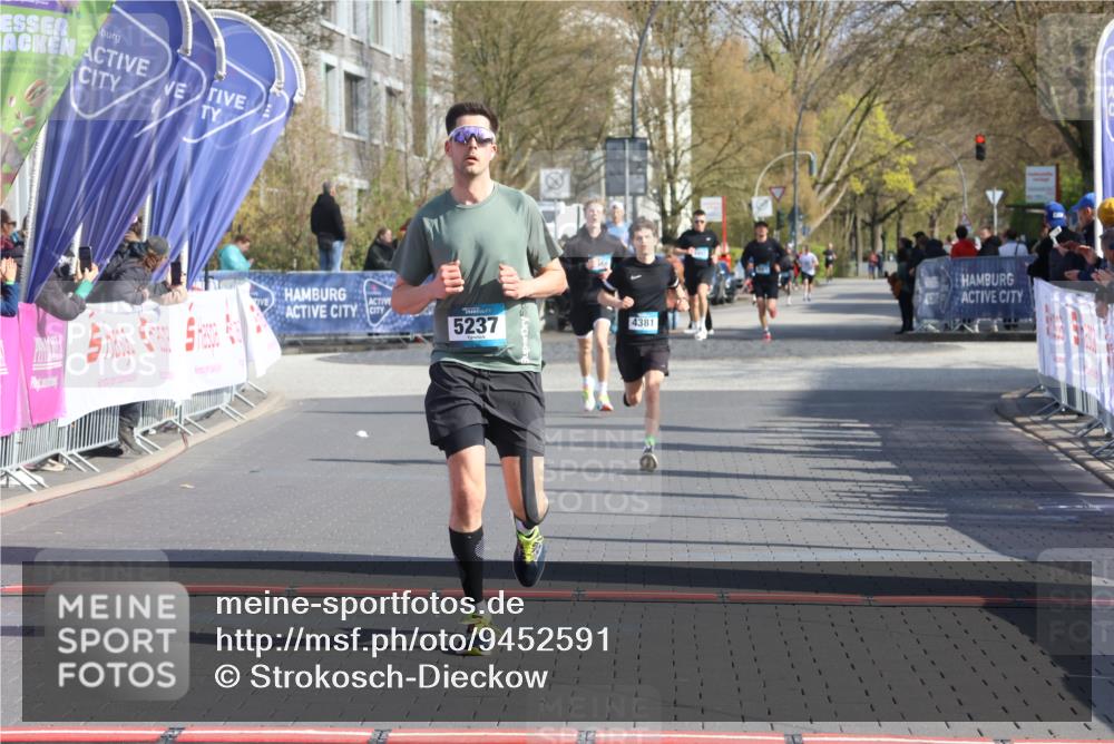 12.04.2026 - 45. Internationalen Wilhelmsburger Insellauf Strokosch-Dieckow http://msf.ph/oto/9452591 12.04.2026 10:23:56 Ziel 4953, 5237, 4381 meine-sportfotos.de