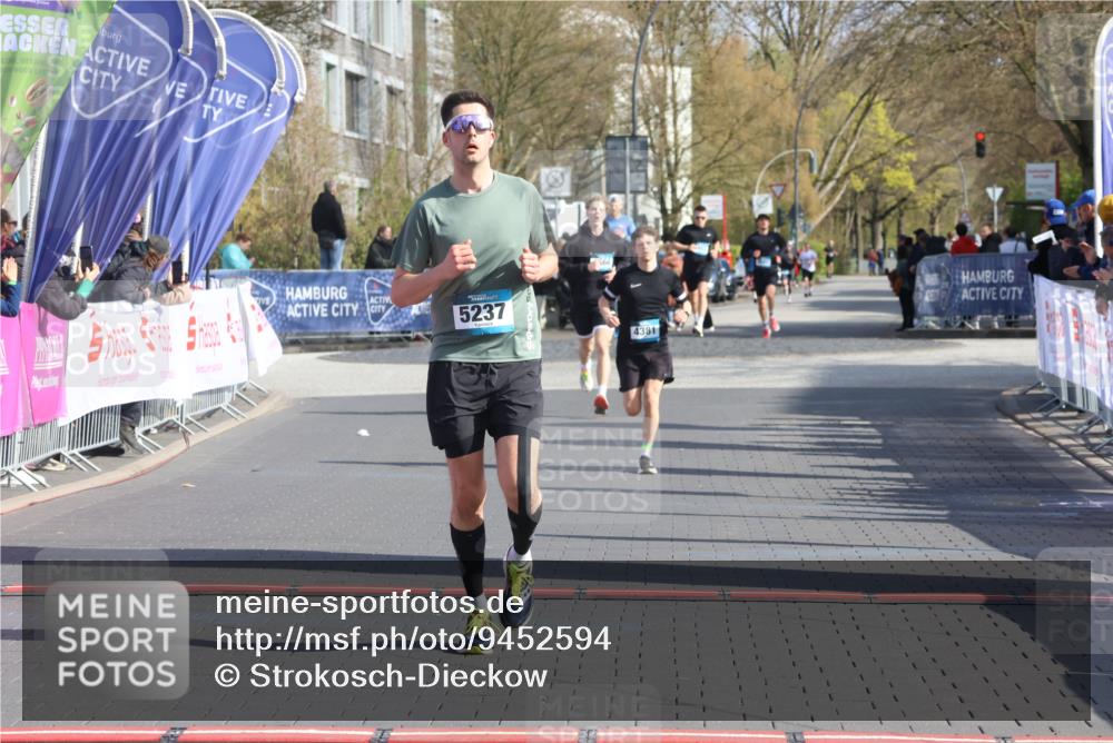 12.04.2026 - 45. Internationalen Wilhelmsburger Insellauf Strokosch-Dieckow http://msf.ph/oto/9452594 12.04.2026 10:23:56 Ziel 4953, 5237, 4381 meine-sportfotos.de