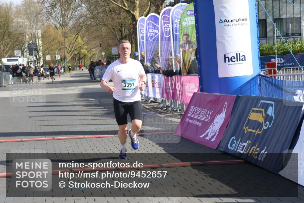 12.04.2026 - 45. Internationalen Wilhelmsburger Insellauf Strokosch-Dieckow http://msf.ph/oto/9452657 12.04.2026 10:24:22 Ziel 3476, 2702, 3351 meine-sportfotos.de