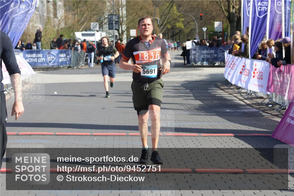 12.04.2026 - 45. Internationalen Wilhelmsburger Insellauf Strokosch-Dieckow http://msf.ph/oto/9452751 12.04.2026 10:36:57 Ziel 2090, 5691, 3796 meine-sportfotos.de