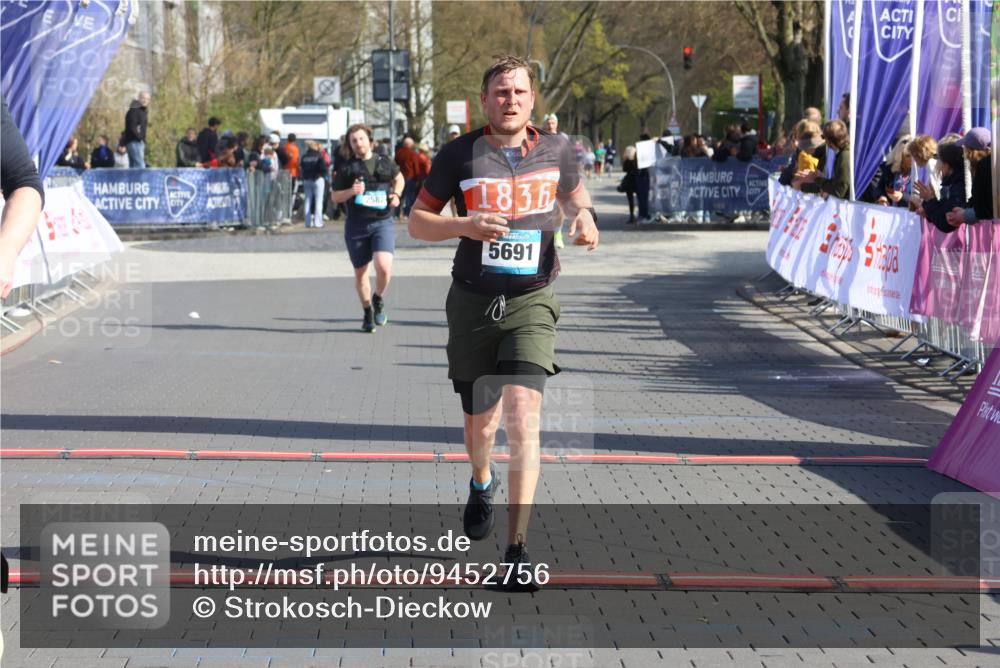 12.04.2026 - 45. Internationalen Wilhelmsburger Insellauf Strokosch-Dieckow http://msf.ph/oto/9452756 12.04.2026 10:36:57 Ziel 2090, 5691, 3796 meine-sportfotos.de