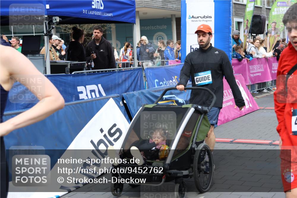 12.04.2026 - 45. Internationalen Wilhelmsburger Insellauf Strokosch-Dieckow http://msf.ph/oto/9452762 12.04.2026 13:08:43 Ziel 5215, 4940, 4454, 4046 meine-sportfotos.de