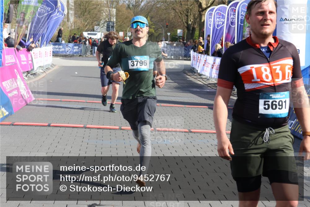 12.04.2026 - 45. Internationalen Wilhelmsburger Insellauf Strokosch-Dieckow http://msf.ph/oto/9452767 12.04.2026 10:37:02 Ziel 3796, 2582, 3629, 3894 meine-sportfotos.de