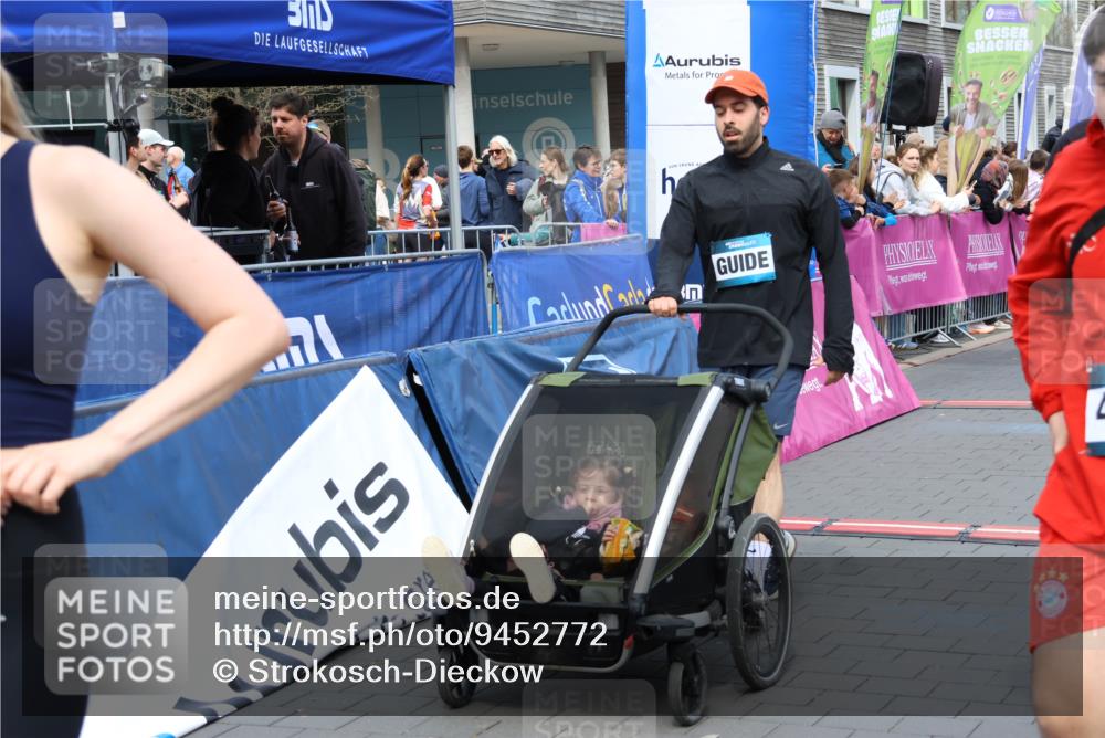 12.04.2026 - 45. Internationalen Wilhelmsburger Insellauf Strokosch-Dieckow http://msf.ph/oto/9452772 12.04.2026 13:08:43 Ziel 5215, 4940, 4454, 4046 meine-sportfotos.de