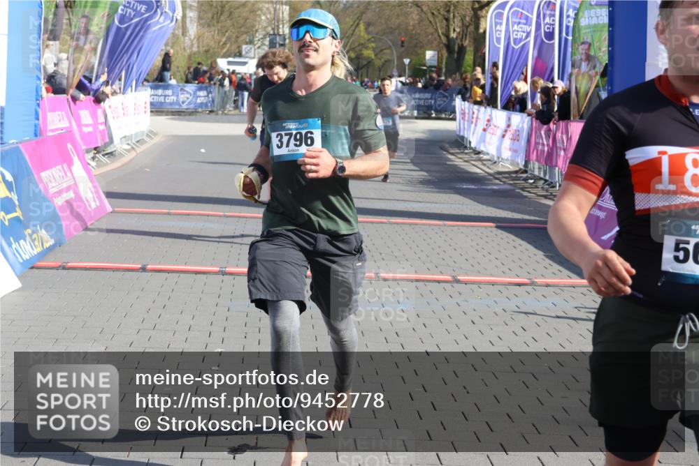 12.04.2026 - 45. Internationalen Wilhelmsburger Insellauf Strokosch-Dieckow http://msf.ph/oto/9452778 12.04.2026 10:37:02 Ziel 3796, 2582, 3629, 3894 meine-sportfotos.de