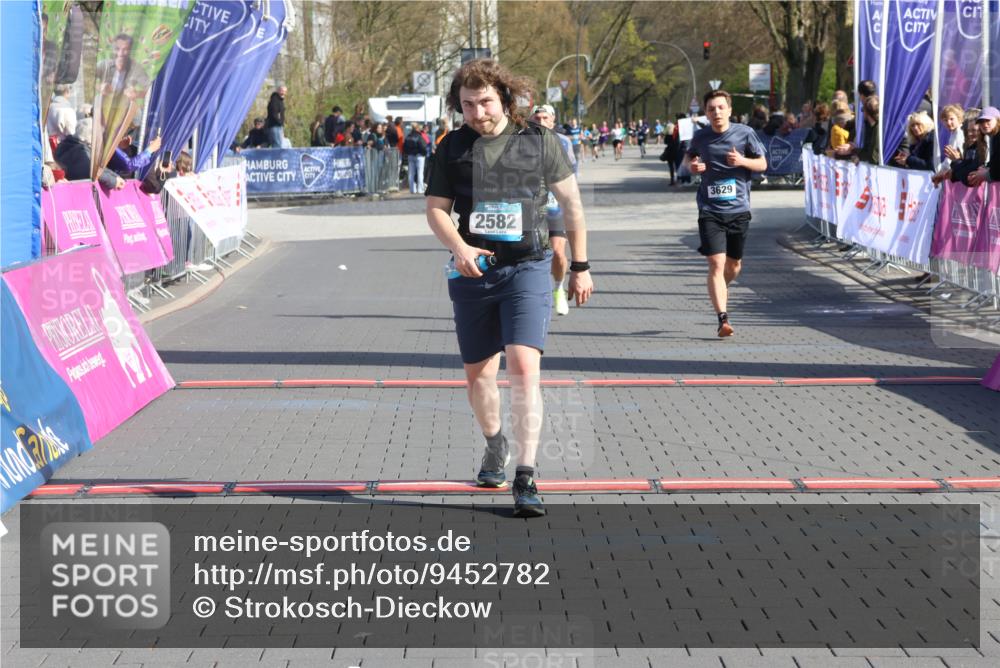 12.04.2026 - 45. Internationalen Wilhelmsburger Insellauf Strokosch-Dieckow http://msf.ph/oto/9452782 12.04.2026 10:37:03 Ziel 3796, 2582, 3629, 3894 meine-sportfotos.de