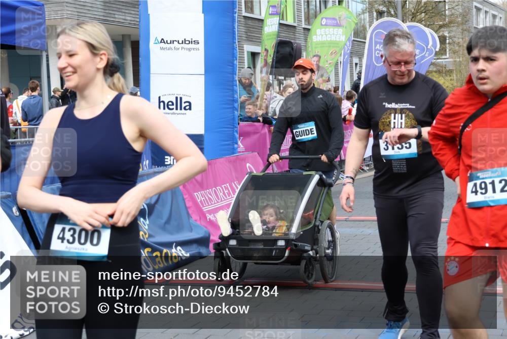 12.04.2026 - 45. Internationalen Wilhelmsburger Insellauf Strokosch-Dieckow http://msf.ph/oto/9452784 12.04.2026 13:08:42 Ziel 5215, 4940, 4454 meine-sportfotos.de