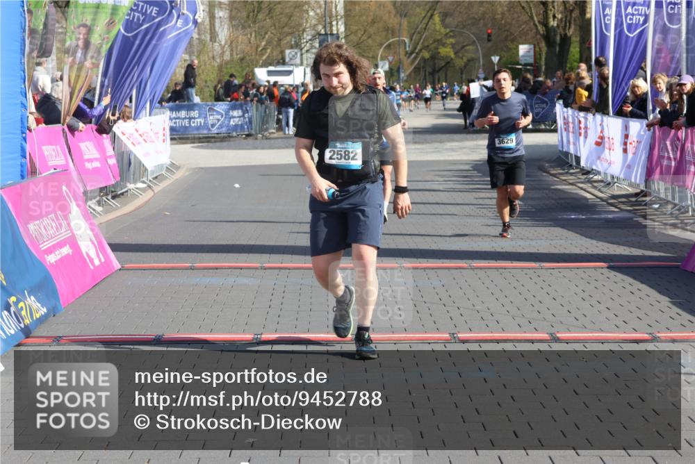 12.04.2026 - 45. Internationalen Wilhelmsburger Insellauf Strokosch-Dieckow http://msf.ph/oto/9452788 12.04.2026 10:37:03 Ziel 3796, 2582, 3629, 3894 meine-sportfotos.de
