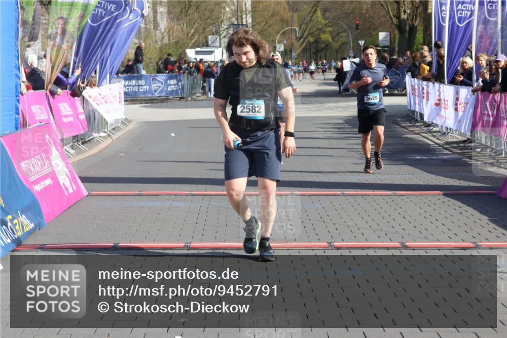 12.04.2026 - 45. Internationalen Wilhelmsburger Insellauf Strokosch-Dieckow http://msf.ph/oto/9452791 12.04.2026 10:37:04 Ziel 3796, 2582, 3629, 3894 meine-sportfotos.de