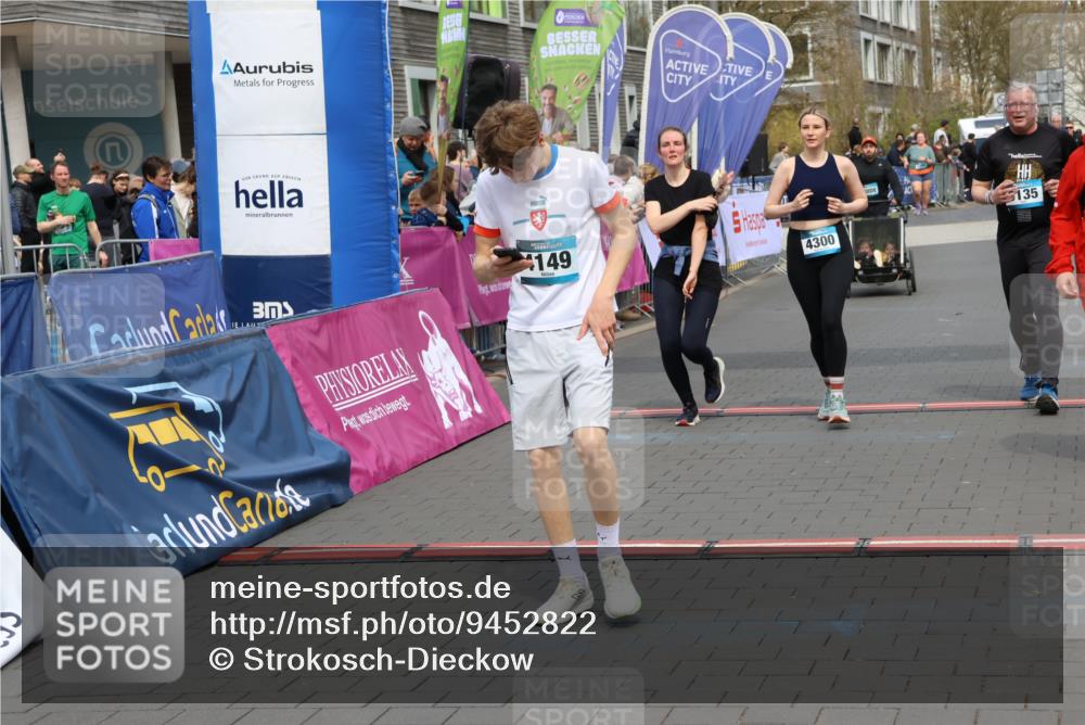 12.04.2026 - 45. Internationalen Wilhelmsburger Insellauf Strokosch-Dieckow http://msf.ph/oto/9452822 12.04.2026 13:08:37 Ziel 4736, 4149, 4912, 4300, 3135, 3795, 5215 meine-sportfotos.de