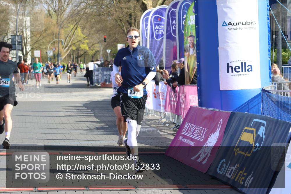 12.04.2026 - 45. Internationalen Wilhelmsburger Insellauf Strokosch-Dieckow http://msf.ph/oto/9452833 12.04.2026 10:37:26 Ziel 5567, 2375, 2444, 3670, 2451 meine-sportfotos.de