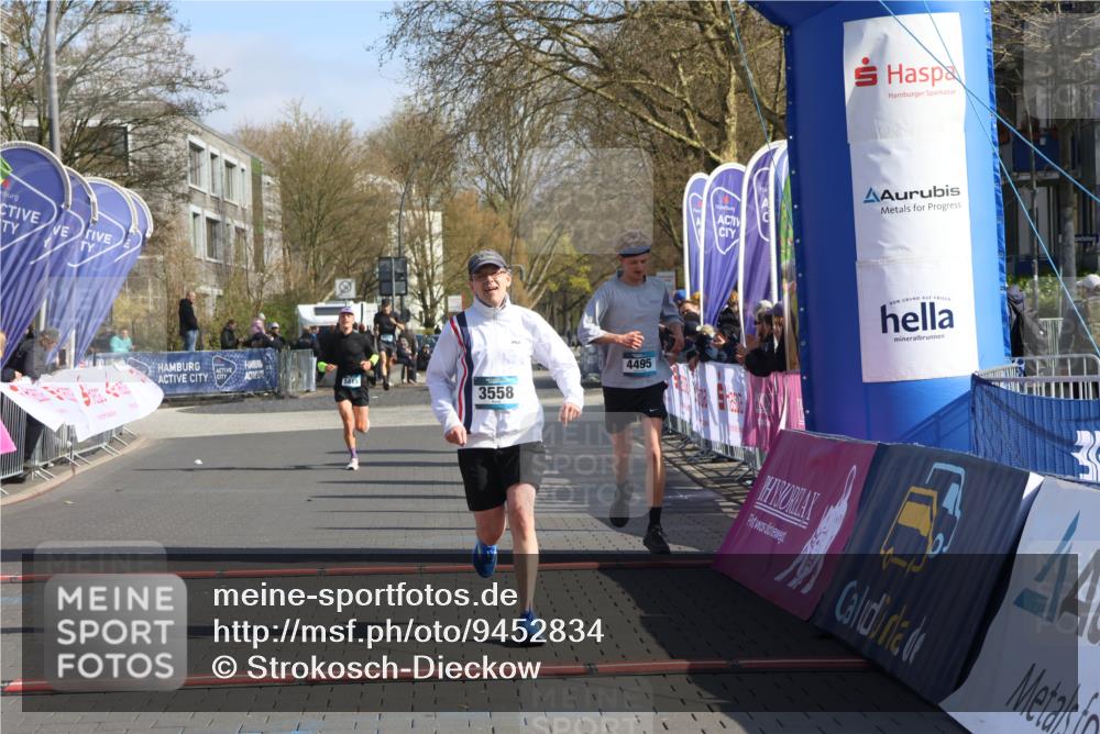 12.04.2026 - 45. Internationalen Wilhelmsburger Insellauf Strokosch-Dieckow http://msf.ph/oto/9452834 12.04.2026 10:25:20 Ziel 3558, 4495, 5415 meine-sportfotos.de