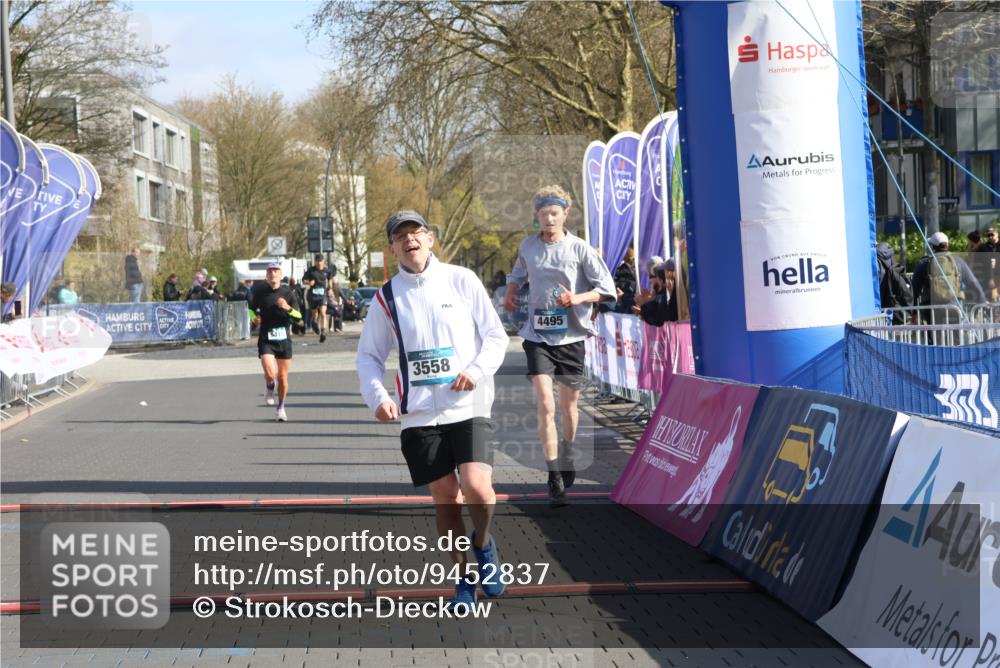 12.04.2026 - 45. Internationalen Wilhelmsburger Insellauf Strokosch-Dieckow http://msf.ph/oto/9452837 12.04.2026 10:25:20 Ziel 3558, 4495, 5415 meine-sportfotos.de