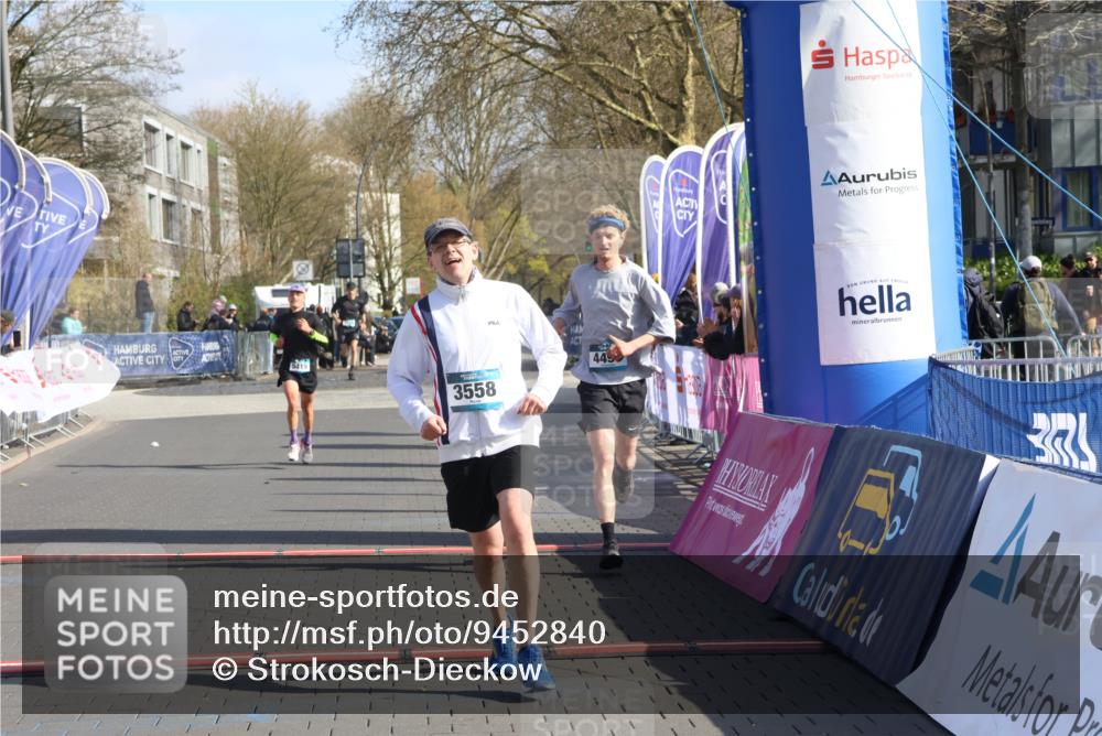 12.04.2026 - 45. Internationalen Wilhelmsburger Insellauf Strokosch-Dieckow http://msf.ph/oto/9452840 12.04.2026 10:25:20 Ziel 3558, 4495, 5415 meine-sportfotos.de