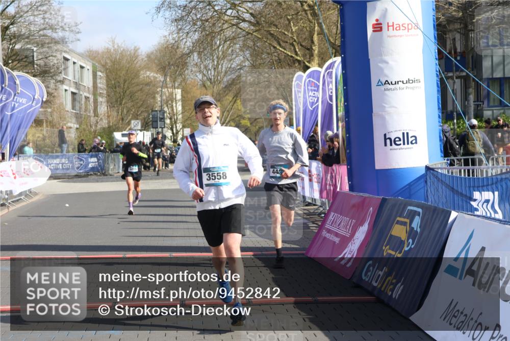 12.04.2026 - 45. Internationalen Wilhelmsburger Insellauf Strokosch-Dieckow http://msf.ph/oto/9452842 12.04.2026 10:25:20 Ziel 3558, 4495, 5415 meine-sportfotos.de