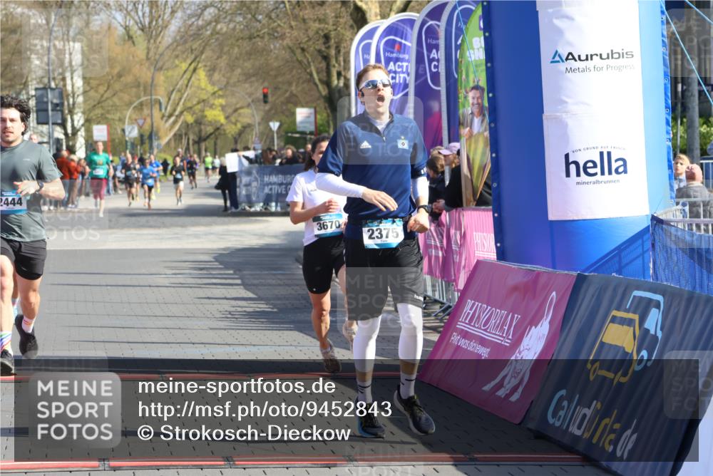 12.04.2026 - 45. Internationalen Wilhelmsburger Insellauf Strokosch-Dieckow http://msf.ph/oto/9452843 12.04.2026 10:37:26 Ziel 5567, 2375, 2444, 3670, 2451 meine-sportfotos.de