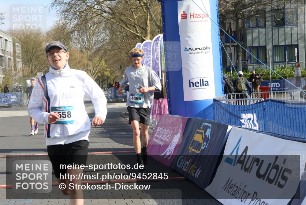 12.04.2026 - 45. Internationalen Wilhelmsburger Insellauf Strokosch-Dieckow http://msf.ph/oto/9452845 12.04.2026 10:25:21 Ziel 3558, 4495, 5415 meine-sportfotos.de