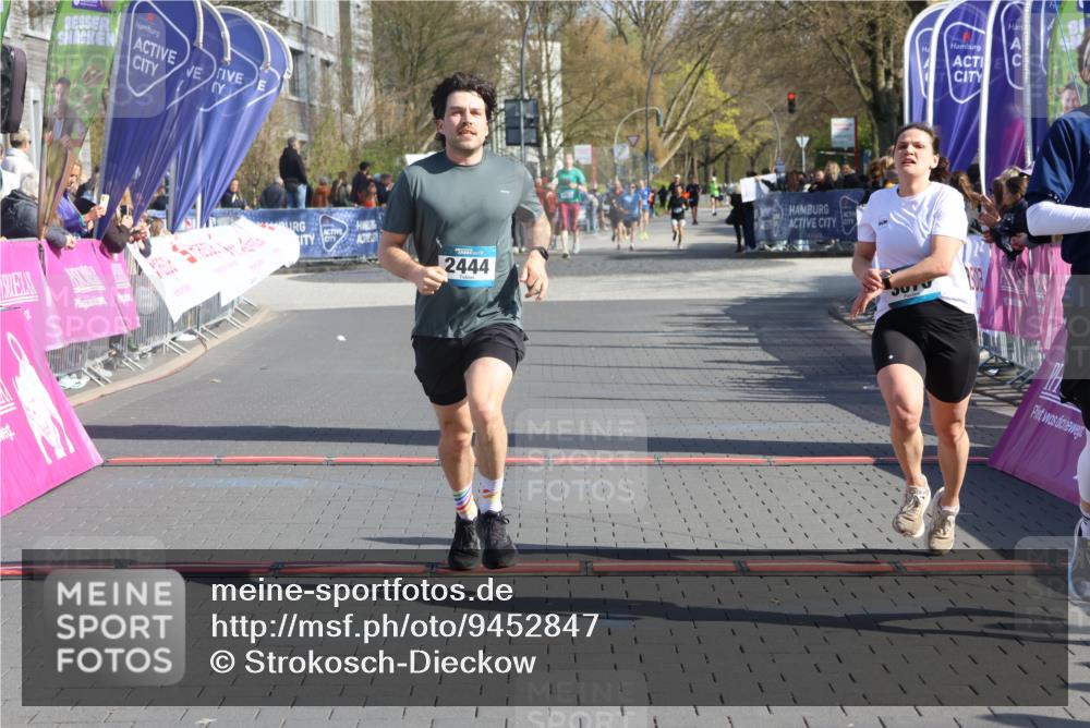 12.04.2026 - 45. Internationalen Wilhelmsburger Insellauf Strokosch-Dieckow http://msf.ph/oto/9452847 12.04.2026 10:37:27 Ziel 5567, 2375, 2444, 3670, 2451 meine-sportfotos.de