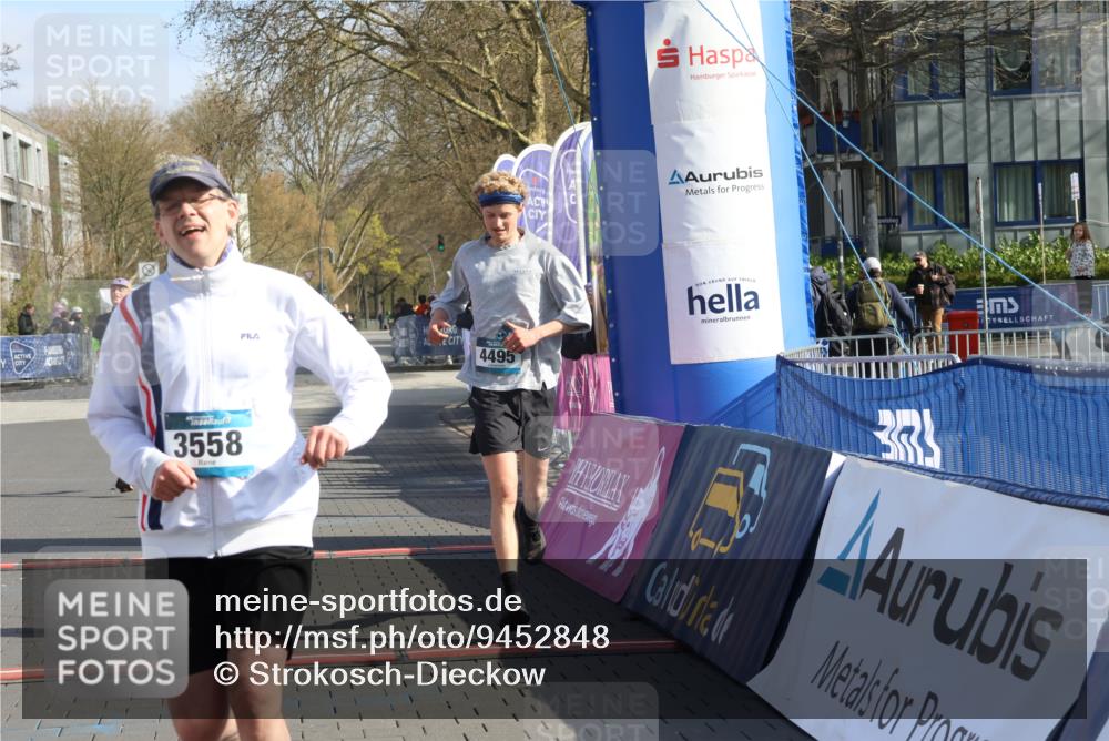12.04.2026 - 45. Internationalen Wilhelmsburger Insellauf Strokosch-Dieckow http://msf.ph/oto/9452848 12.04.2026 10:25:21 Ziel 3558, 4495, 5415 meine-sportfotos.de
