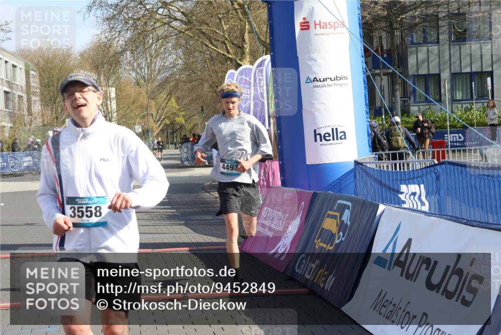 12.04.2026 - 45. Internationalen Wilhelmsburger Insellauf Strokosch-Dieckow http://msf.ph/oto/9452849 12.04.2026 10:25:21 Ziel 3558, 4495, 5415 meine-sportfotos.de