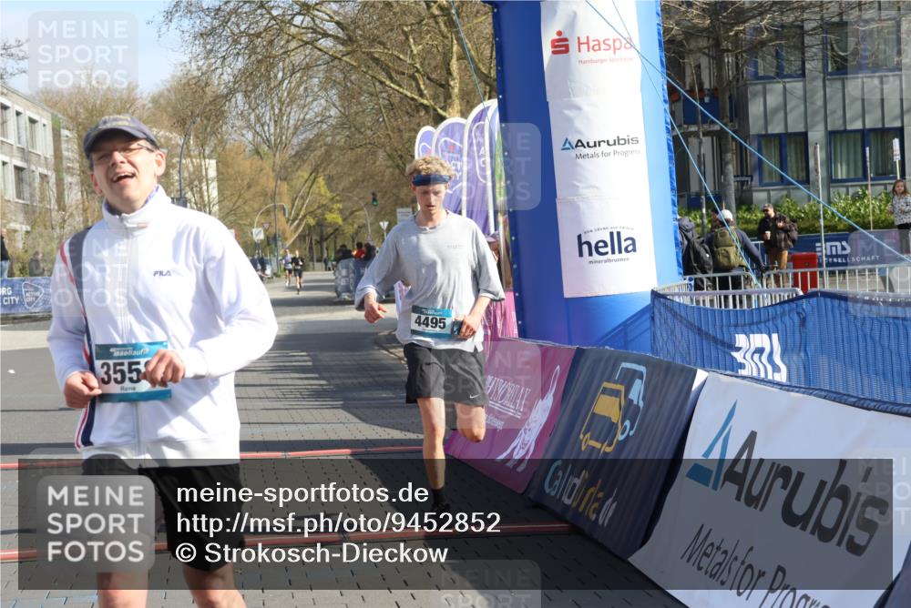 12.04.2026 - 45. Internationalen Wilhelmsburger Insellauf Strokosch-Dieckow http://msf.ph/oto/9452852 12.04.2026 10:25:21 Ziel 3558, 4495, 5415 meine-sportfotos.de