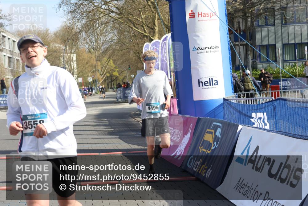 12.04.2026 - 45. Internationalen Wilhelmsburger Insellauf Strokosch-Dieckow http://msf.ph/oto/9452855 12.04.2026 10:25:21 Ziel 3558, 4495, 5415 meine-sportfotos.de