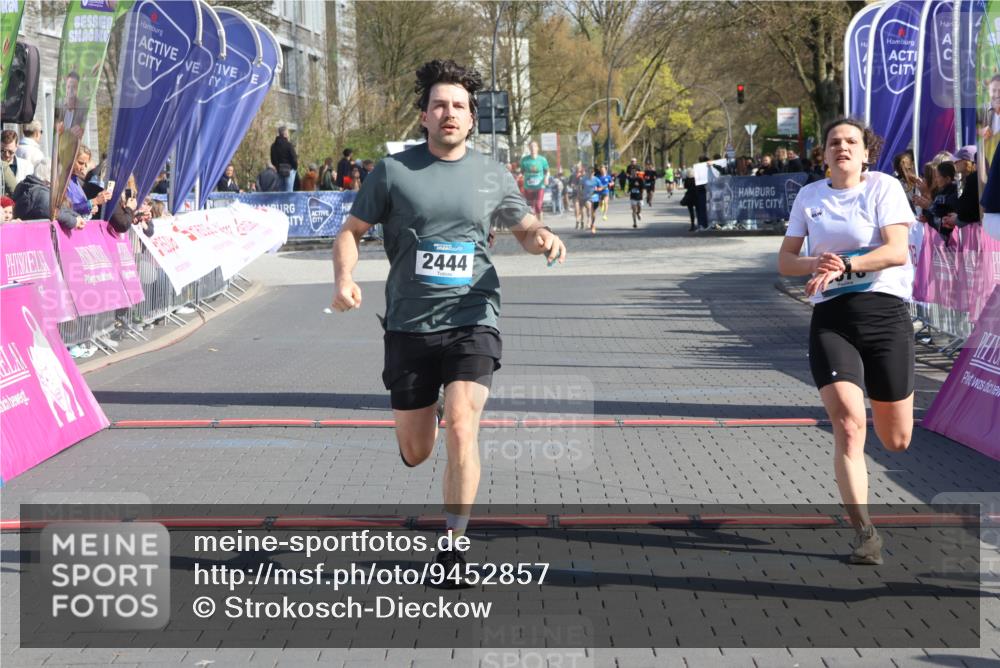 12.04.2026 - 45. Internationalen Wilhelmsburger Insellauf Strokosch-Dieckow http://msf.ph/oto/9452857 12.04.2026 10:37:28 Ziel 2375, 2444, 3670, 2451 meine-sportfotos.de