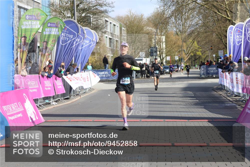 12.04.2026 - 45. Internationalen Wilhelmsburger Insellauf Strokosch-Dieckow http://msf.ph/oto/9452858 12.04.2026 10:25:23 Ziel 3558, 4495, 5415 meine-sportfotos.de