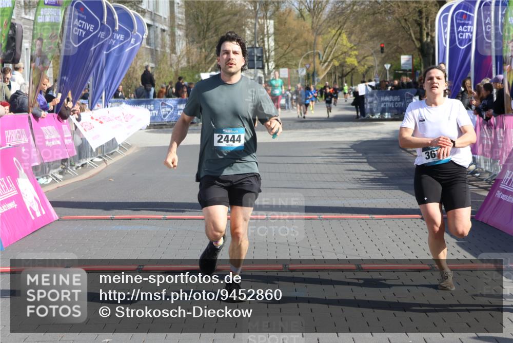 12.04.2026 - 45. Internationalen Wilhelmsburger Insellauf Strokosch-Dieckow http://msf.ph/oto/9452860 12.04.2026 10:37:28 Ziel 2375, 2444, 3670, 2451 meine-sportfotos.de
