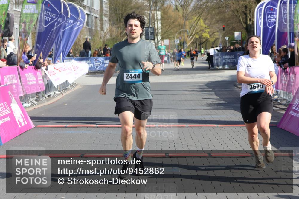 12.04.2026 - 45. Internationalen Wilhelmsburger Insellauf Strokosch-Dieckow http://msf.ph/oto/9452862 12.04.2026 10:37:28 Ziel 2375, 2444, 3670, 2451 meine-sportfotos.de