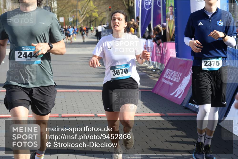 12.04.2026 - 45. Internationalen Wilhelmsburger Insellauf Strokosch-Dieckow http://msf.ph/oto/9452866 12.04.2026 10:37:28 Ziel 2375, 2444, 3670, 2451 meine-sportfotos.de