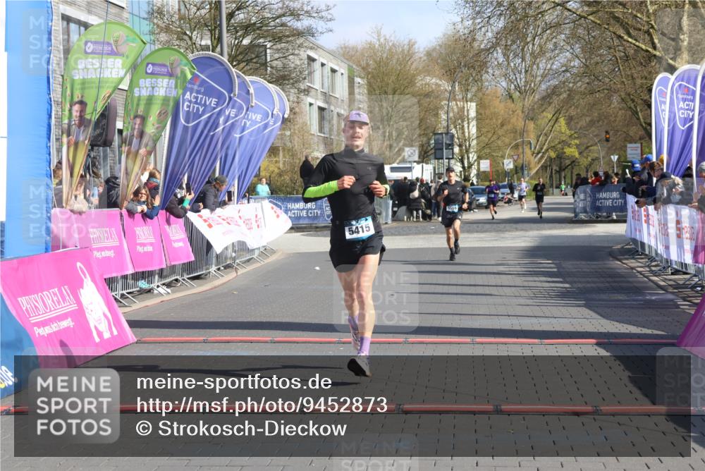 12.04.2026 - 45. Internationalen Wilhelmsburger Insellauf Strokosch-Dieckow http://msf.ph/oto/9452873 12.04.2026 10:25:23 Ziel 3558, 4495, 5415 meine-sportfotos.de