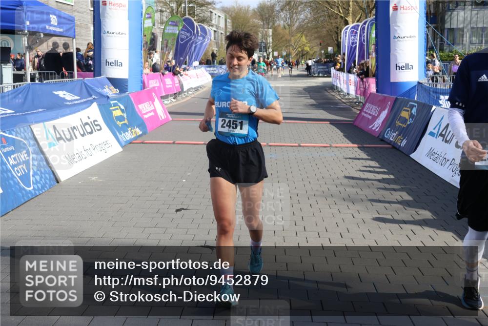 12.04.2026 - 45. Internationalen Wilhelmsburger Insellauf Strokosch-Dieckow http://msf.ph/oto/9452879 12.04.2026 10:37:31 Ziel 2444, 3670, 2451, 2106 meine-sportfotos.de