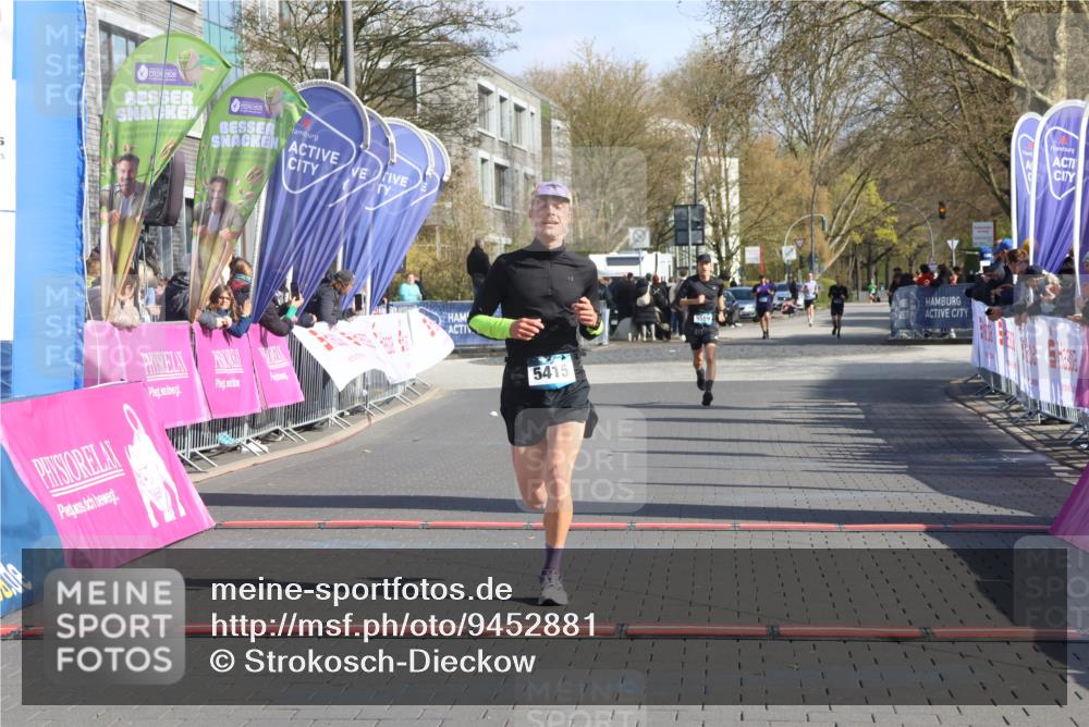 12.04.2026 - 45. Internationalen Wilhelmsburger Insellauf Strokosch-Dieckow http://msf.ph/oto/9452881 12.04.2026 10:25:24 Ziel 3558, 4495, 5415 meine-sportfotos.de